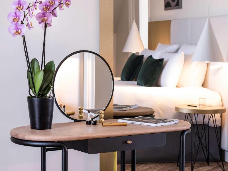 Deluxe Suite with Balcony image 2