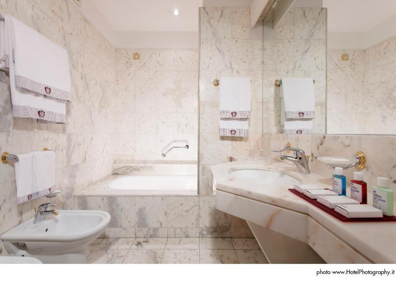 Classic Double or Twin Room image 3