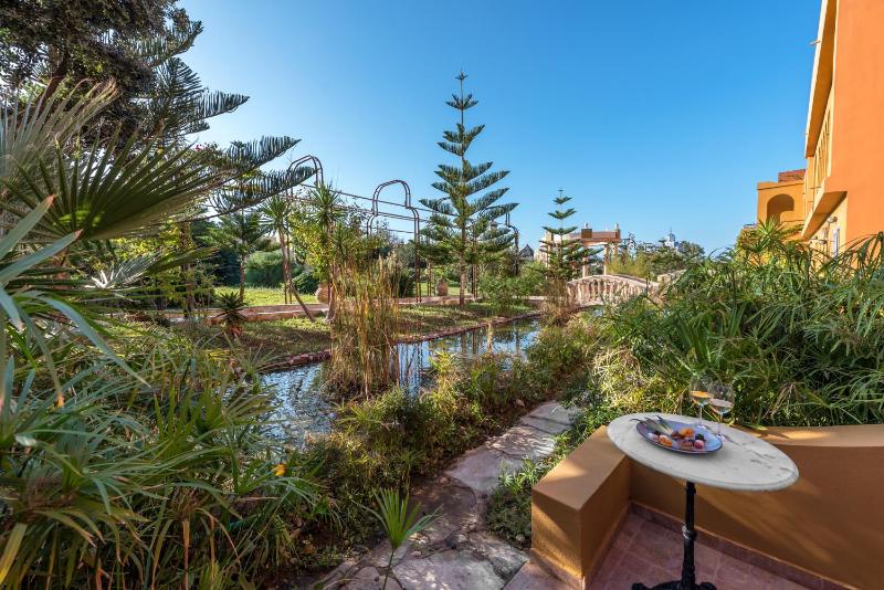 Double room Garden view image 4