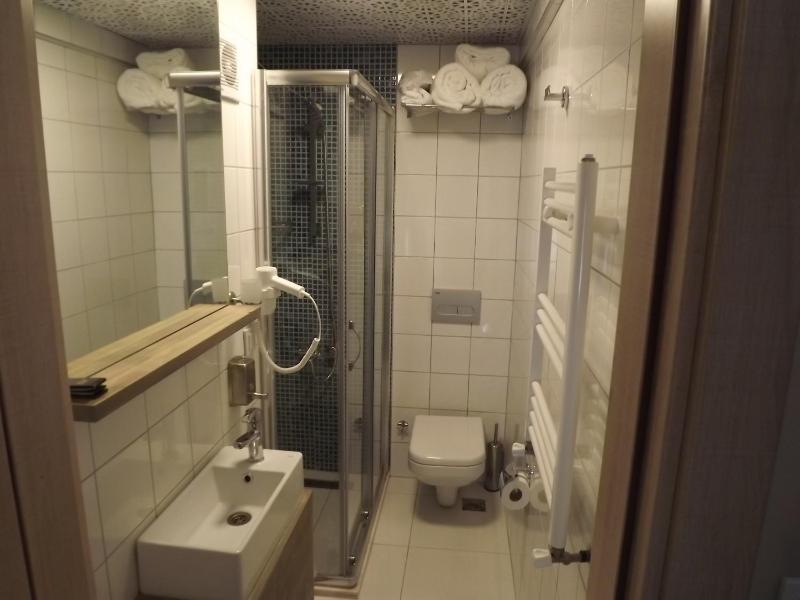 Standard Triple Room image 2