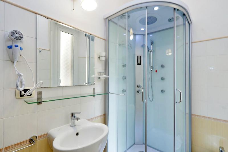 Superior Double Room image 4