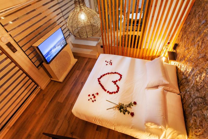 Deluxe Suite with Spa Bath image 3