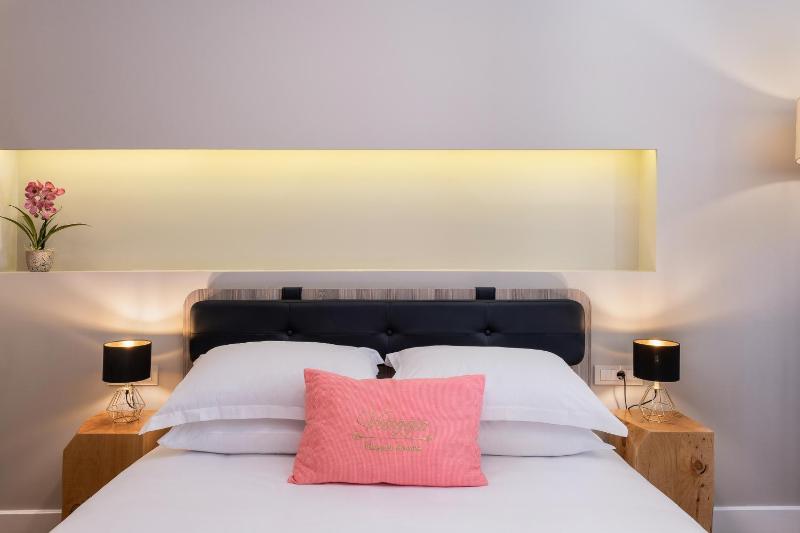 Deluxe Double Room image 3