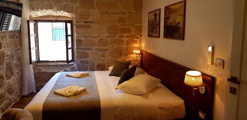 Deluxe Triple Room image 3