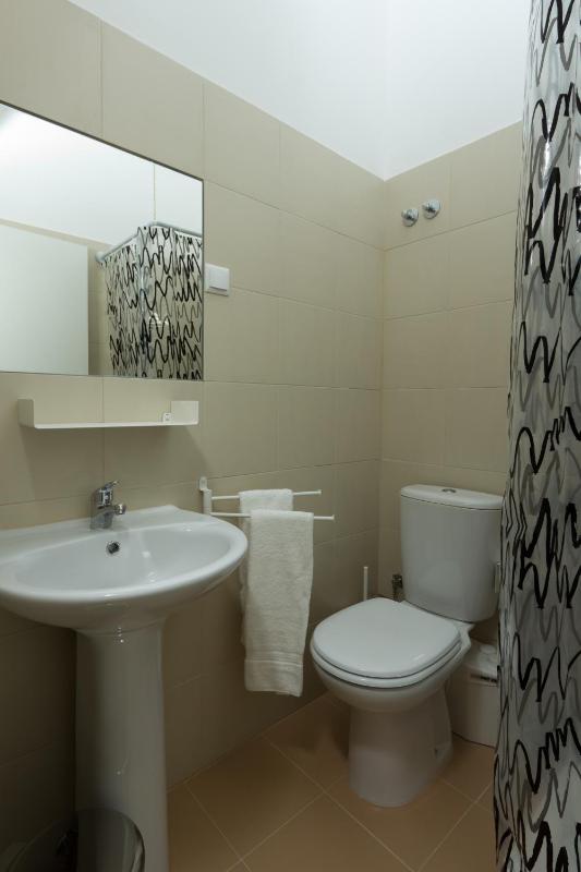 Twin Room with Private Bathroom image 2