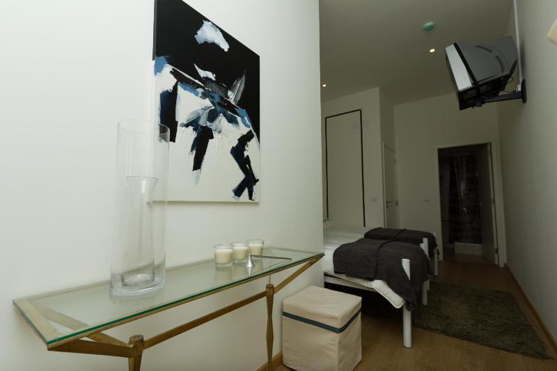 Twin Room with Private Bathroom image 3