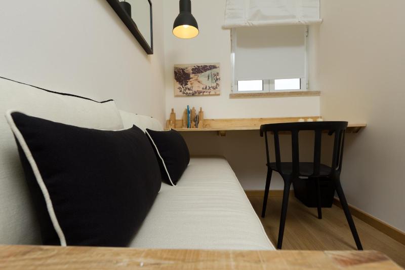 Twin Room with Private Bathroom image 4