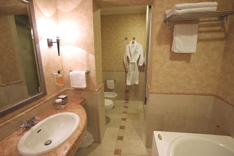 Deluxe Suite image 3