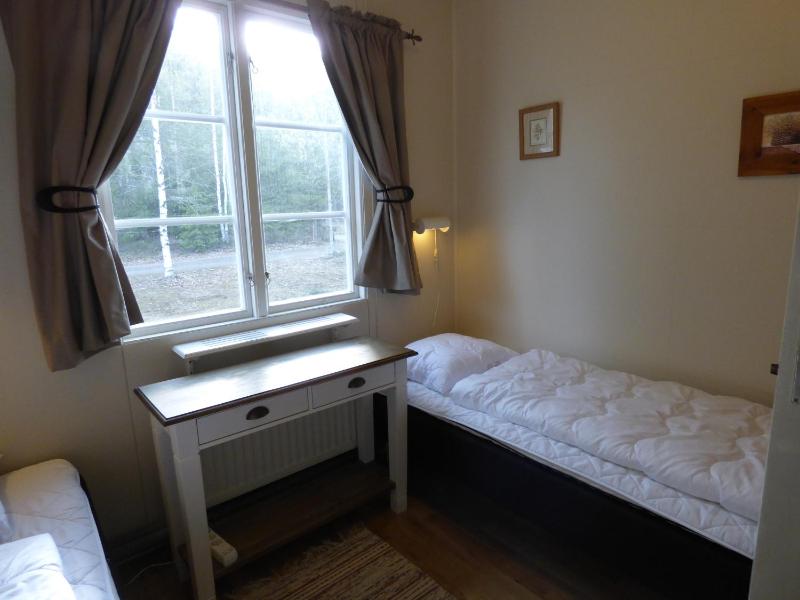 Twin Room with Shared Bathroom image 2