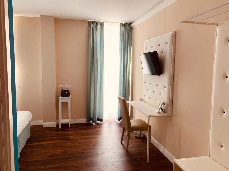 Double or Twin Room image 4