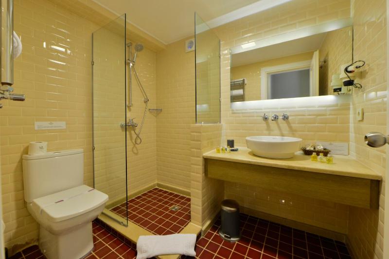 Deluxe Double or Twin Room with Sea View image 3