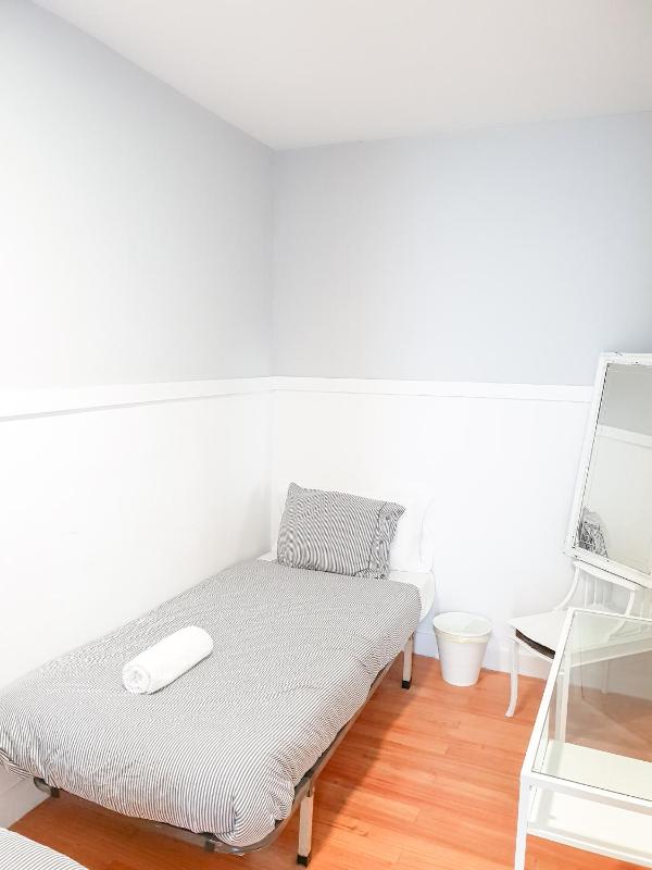 Twin Room with Shared Bathroom image 2