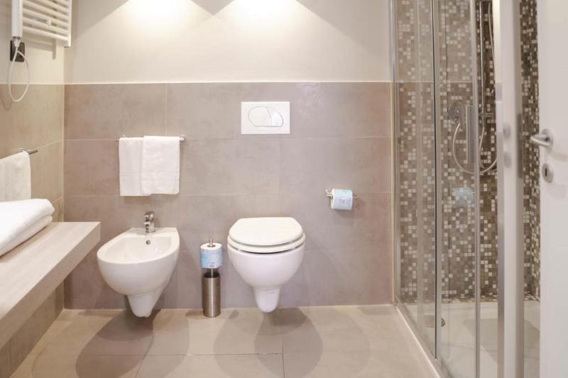 Standard King Room image 2