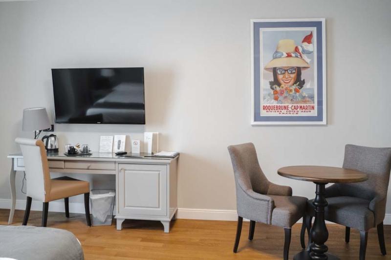 Standard King Room image 3