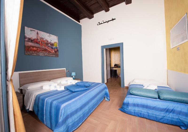 Triple Room with Balcony image 1