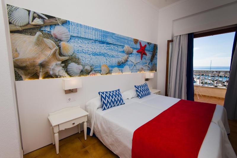 Double Room with Sea View image 2