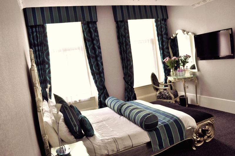 Honeymoon Suite image 3