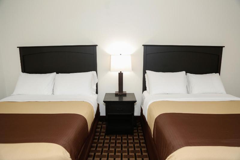 Queen Room with Two Queen Beds image 3