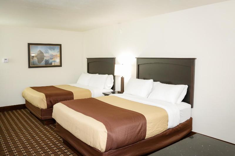 Queen Room with Two Queen Beds image 2
