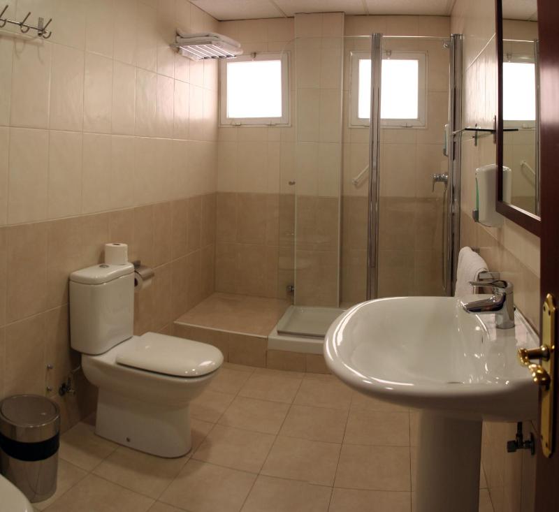 Deluxe Family Room image 2