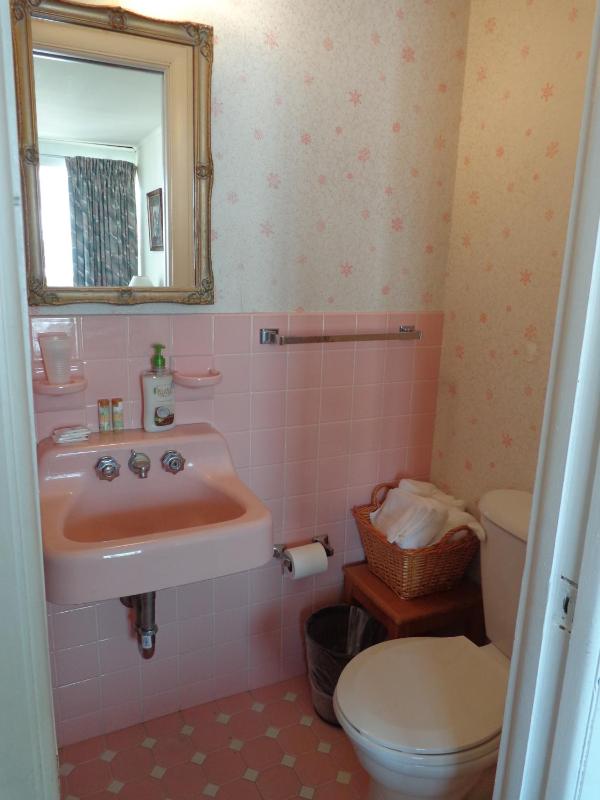 Single Room with One Double Bed image 2