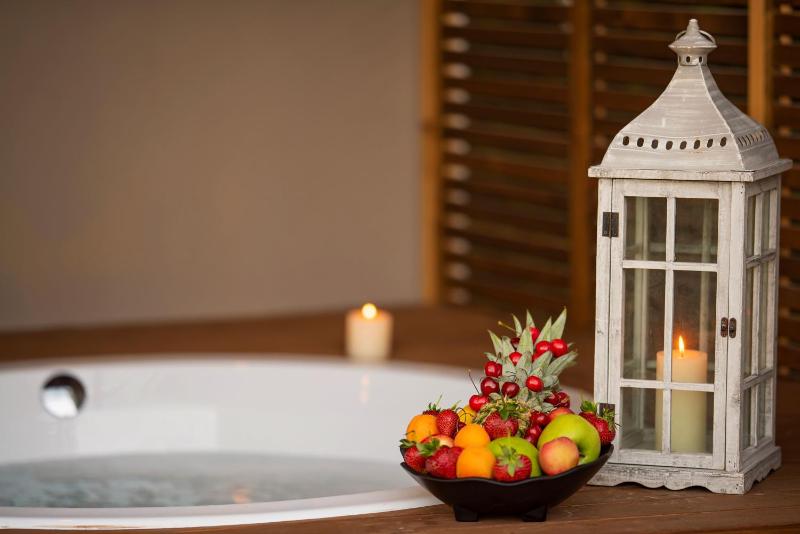 Honeymoon Room with Spa Bath - Swim Up image 4