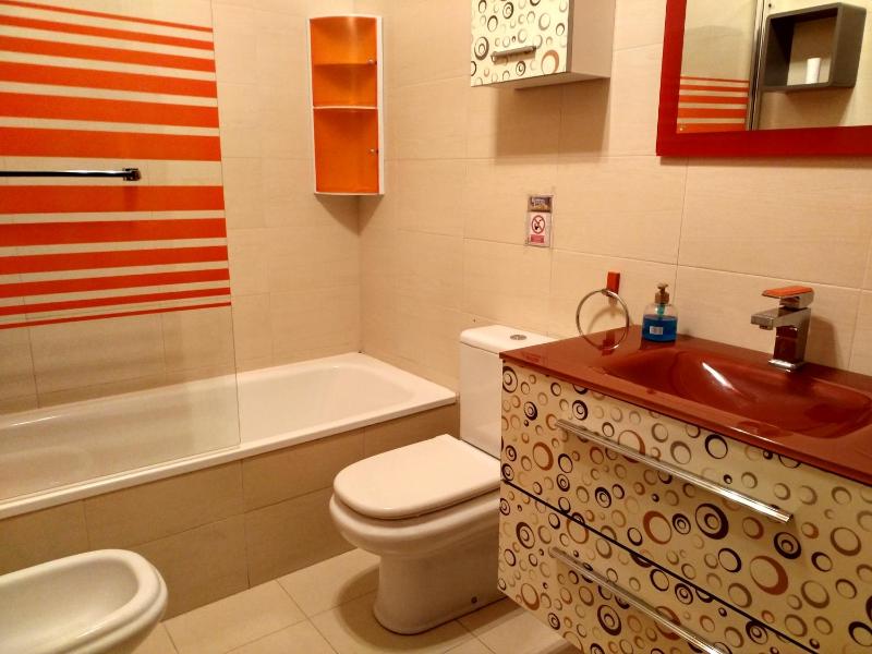 Twin Room with Shared Bathroom image 4