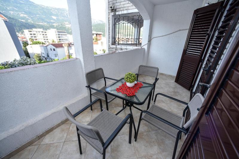 One-Bedroom Apartment image 2