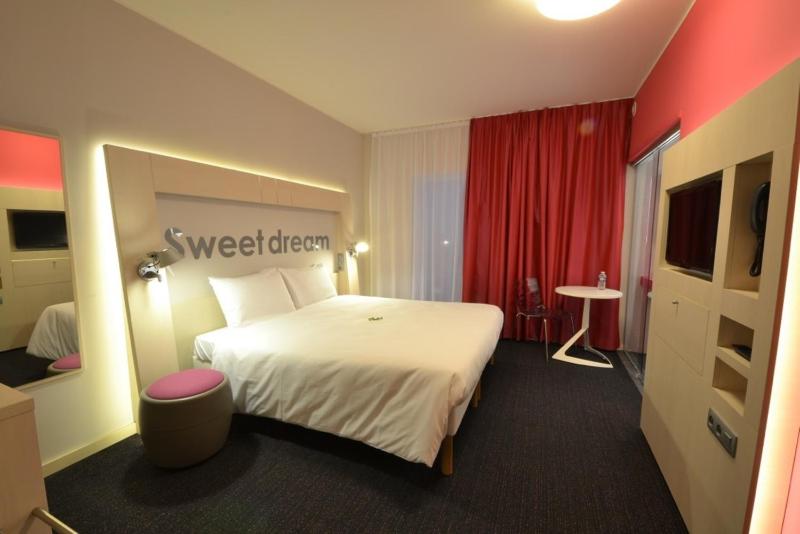 Standard Twin Room image 2