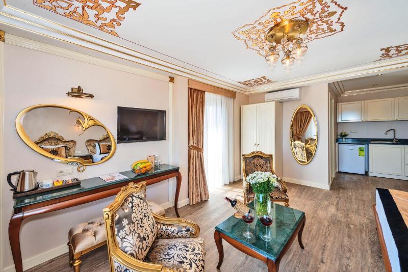 Executive Suite with Balcony image 4