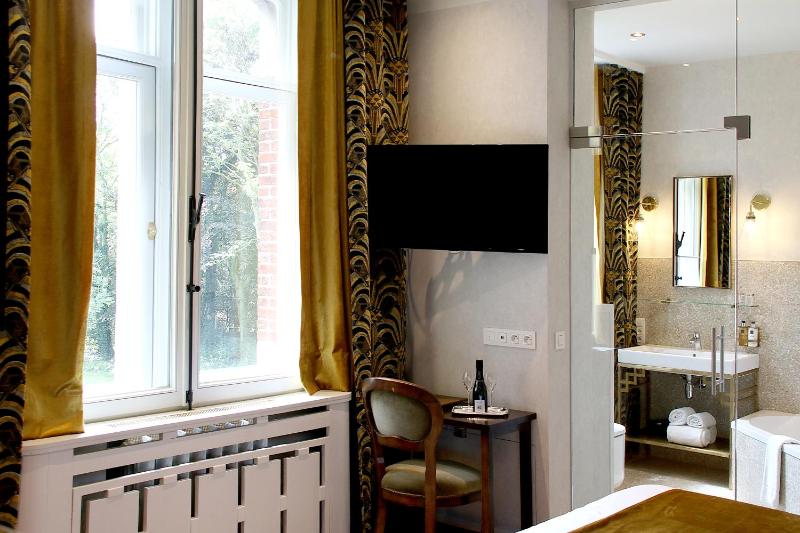 Junior Suite with Garden View image 4