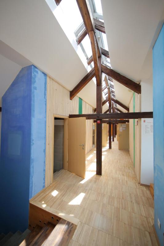 Bed in 12-Bed Dormitory Room with En Suite Bathroom image 2