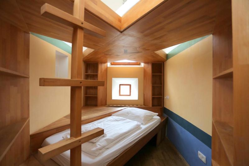 Twin Room with Shared Toilet image 2