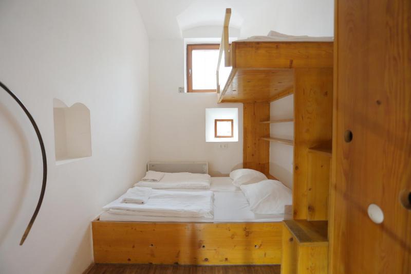 Basic Triple Room with Shared Bathroom image 1