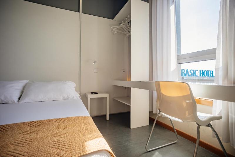 Basic Double Room image 2