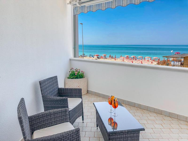 Double Room with Sea View image 2