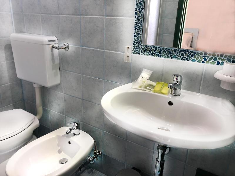 Double Room with Sea View image 3