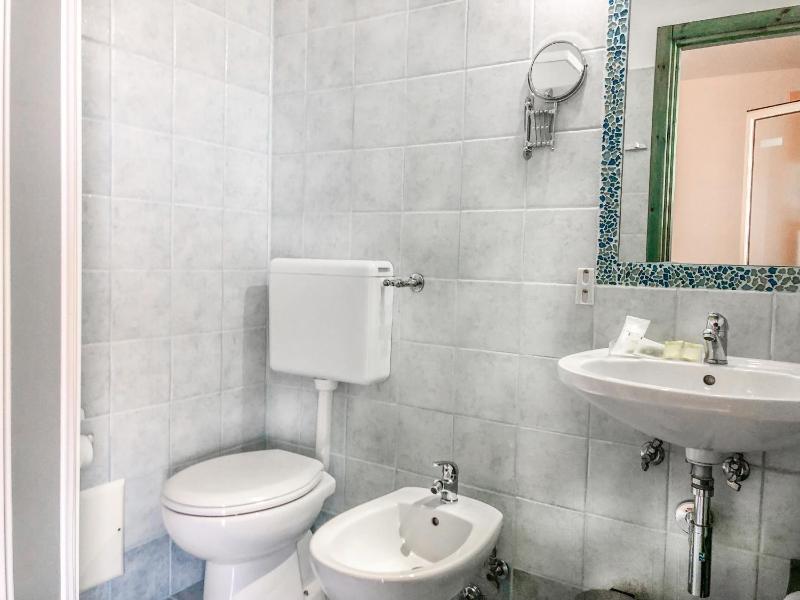 Double Room with Sea View image 4