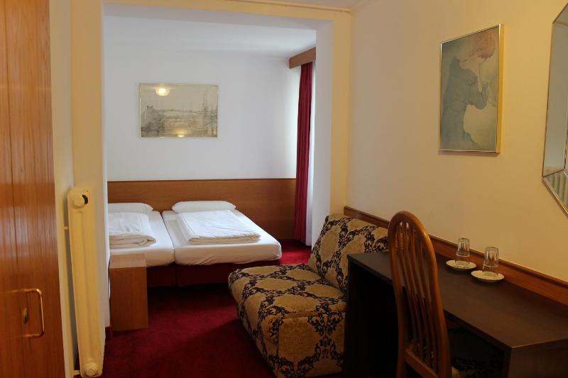 Double Room image 3