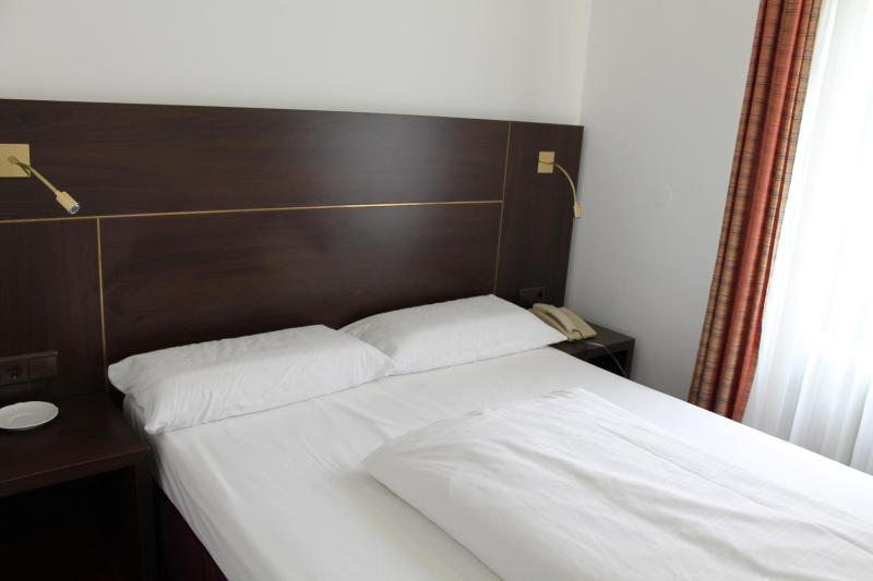 Double Room image 4