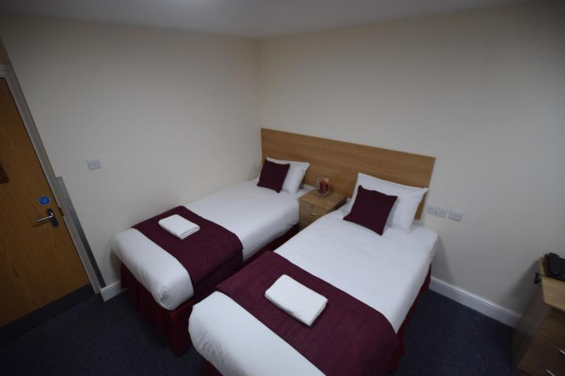 Twin Room image 4