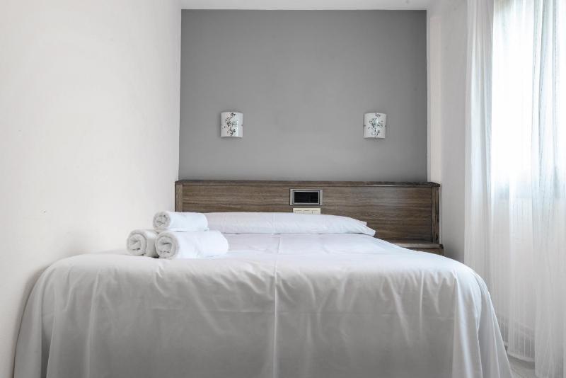 Standard Queen Room image 3