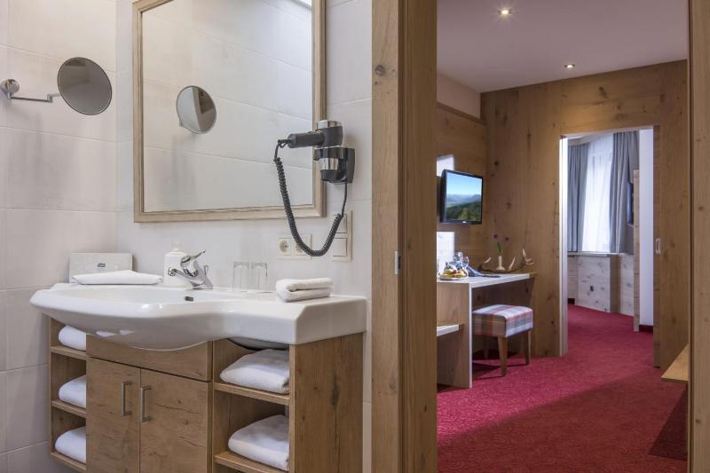 Deluxe Family Suite image 2