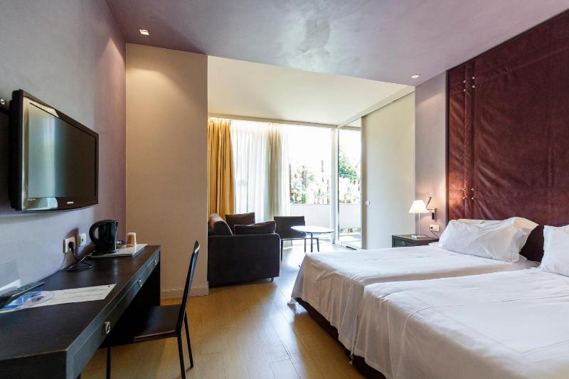 Standard Double or Twin Room with Park View image 3