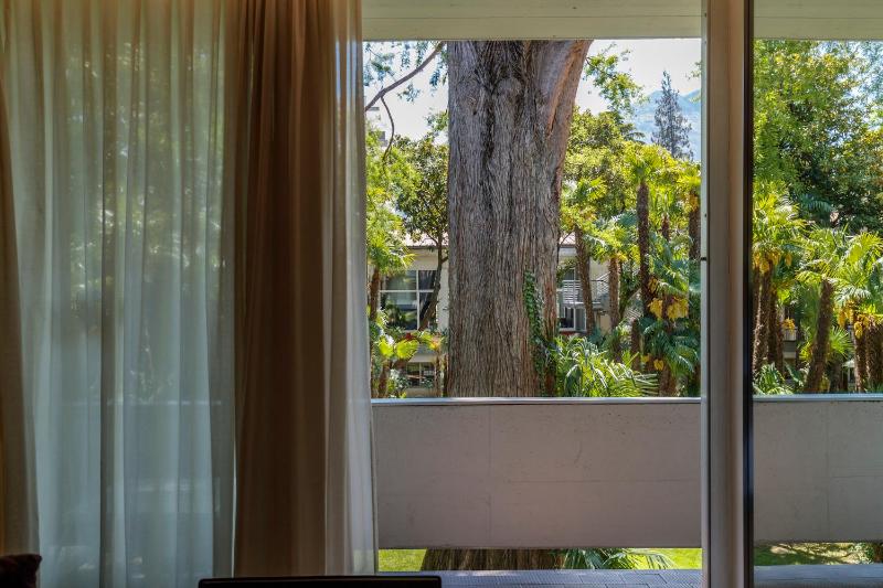 Standard Double or Twin Room with Park View image 4