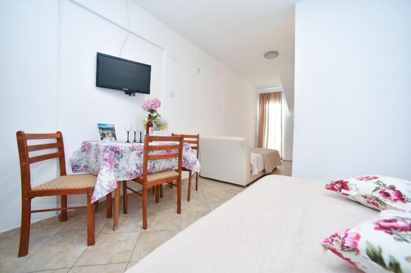 Apartment with Mountain View image 2