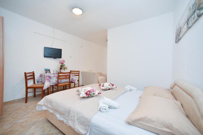 Apartment with Mountain View image 1
