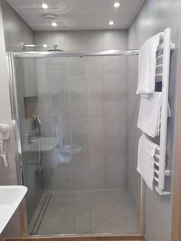 Triple Room with Private Bathroom image 4