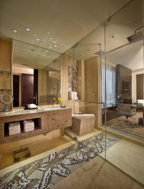 Standard King Room image 4