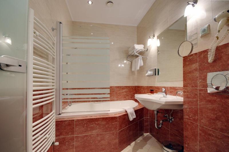 Deluxe Double or Twin Room image 3